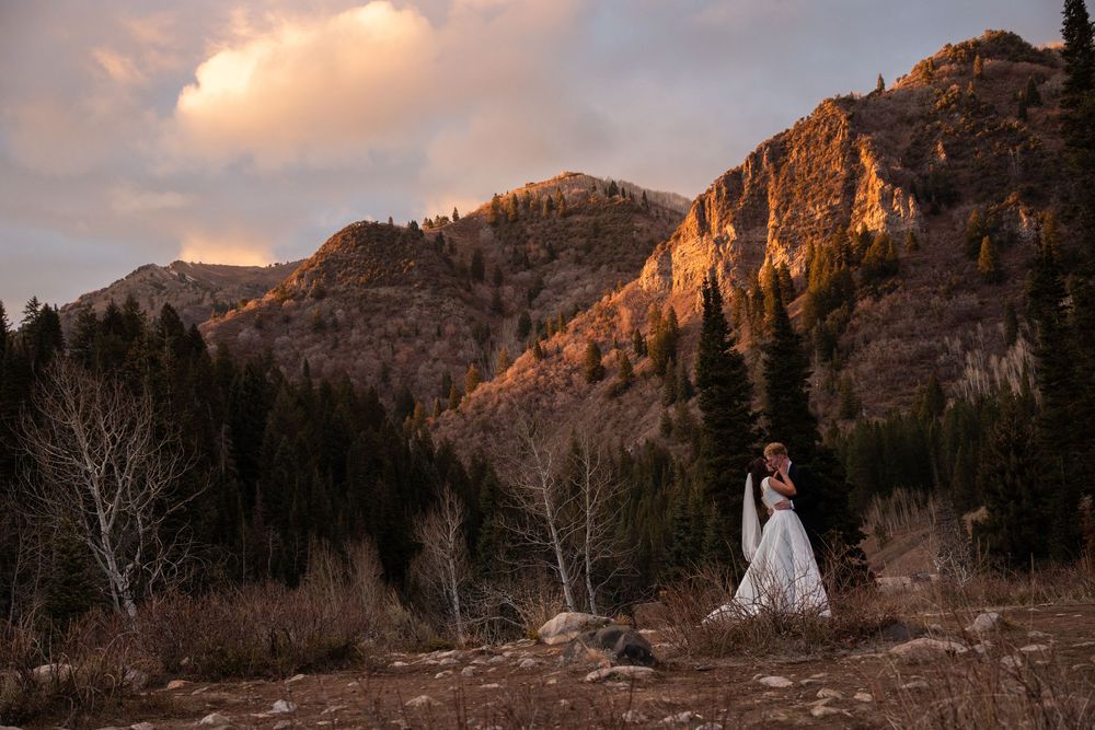 Couple eloping in Salt Lake, Utah, kissing with wild mountain views